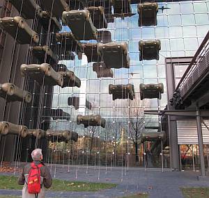 Die Fassade des Museums ist mit scheinbar schwebenden, stilisierten Autos gestaltet und stimmt auf das Gebäudeinnere ein.